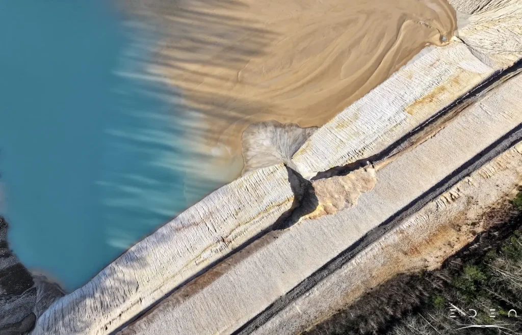 Photographie aérienne d'une carrière