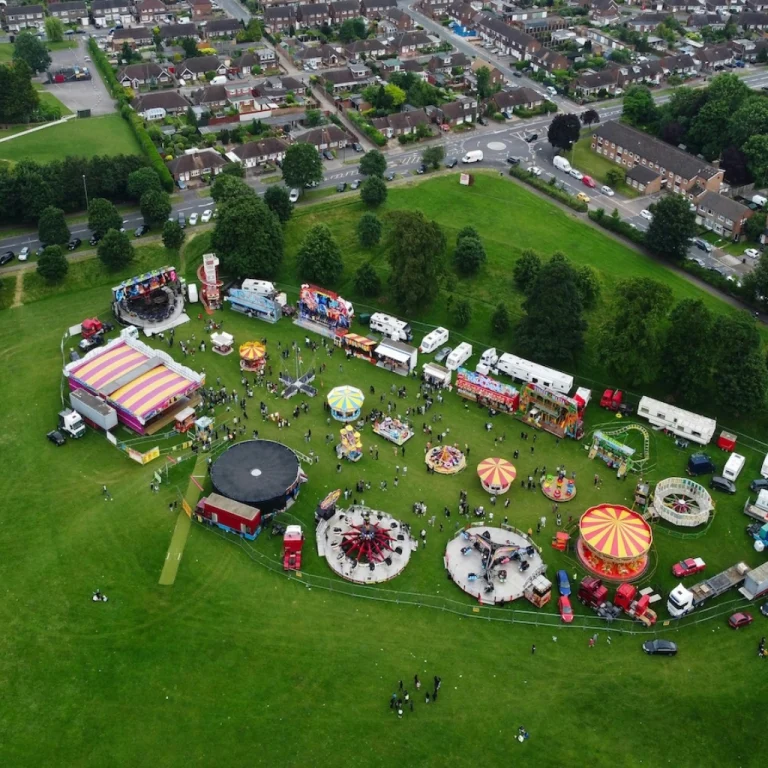 Photo par drone d'une fête foraine